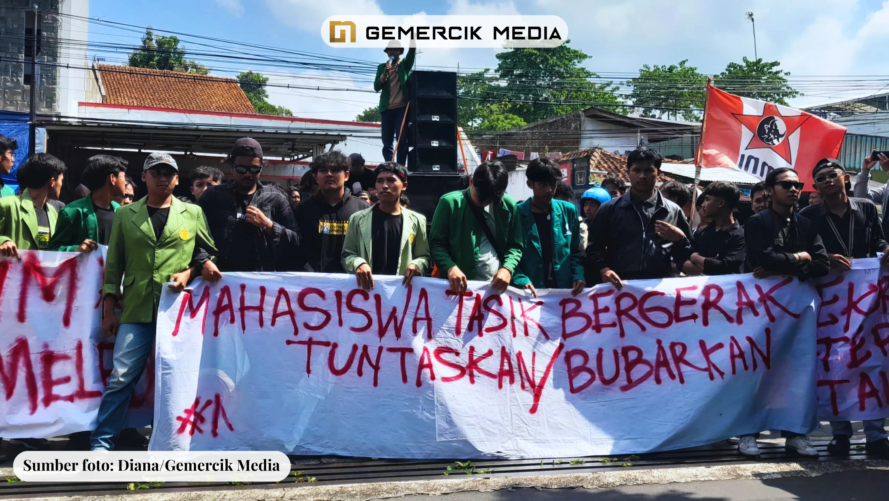 Mahasiswa Kota Tasikmalaya Gelar Aksi Refleksi Hari Buruh dan Pendidikan Nasional Sumber Foto JohnGemercik Media 3