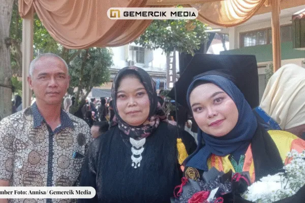 Orang Tua Wisudawan Terbaik Berikan Tanggapan Kelulusan Sang Putri Sumber Foto JohnGemercik Media 8