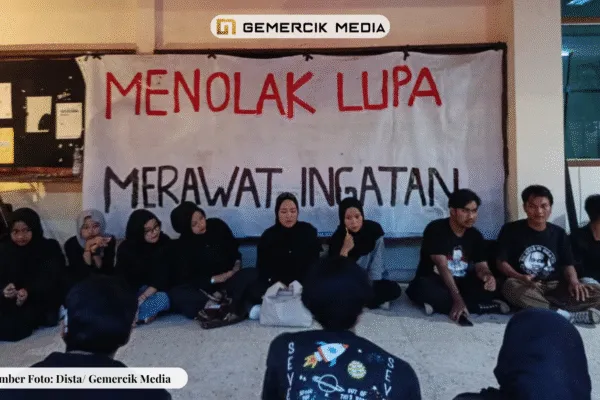 Komunitas .Titik dan BEM FISIP Unsil Gelar Aksi Simbolik September Hitam Sumber Foto JohnGemercik Media 12