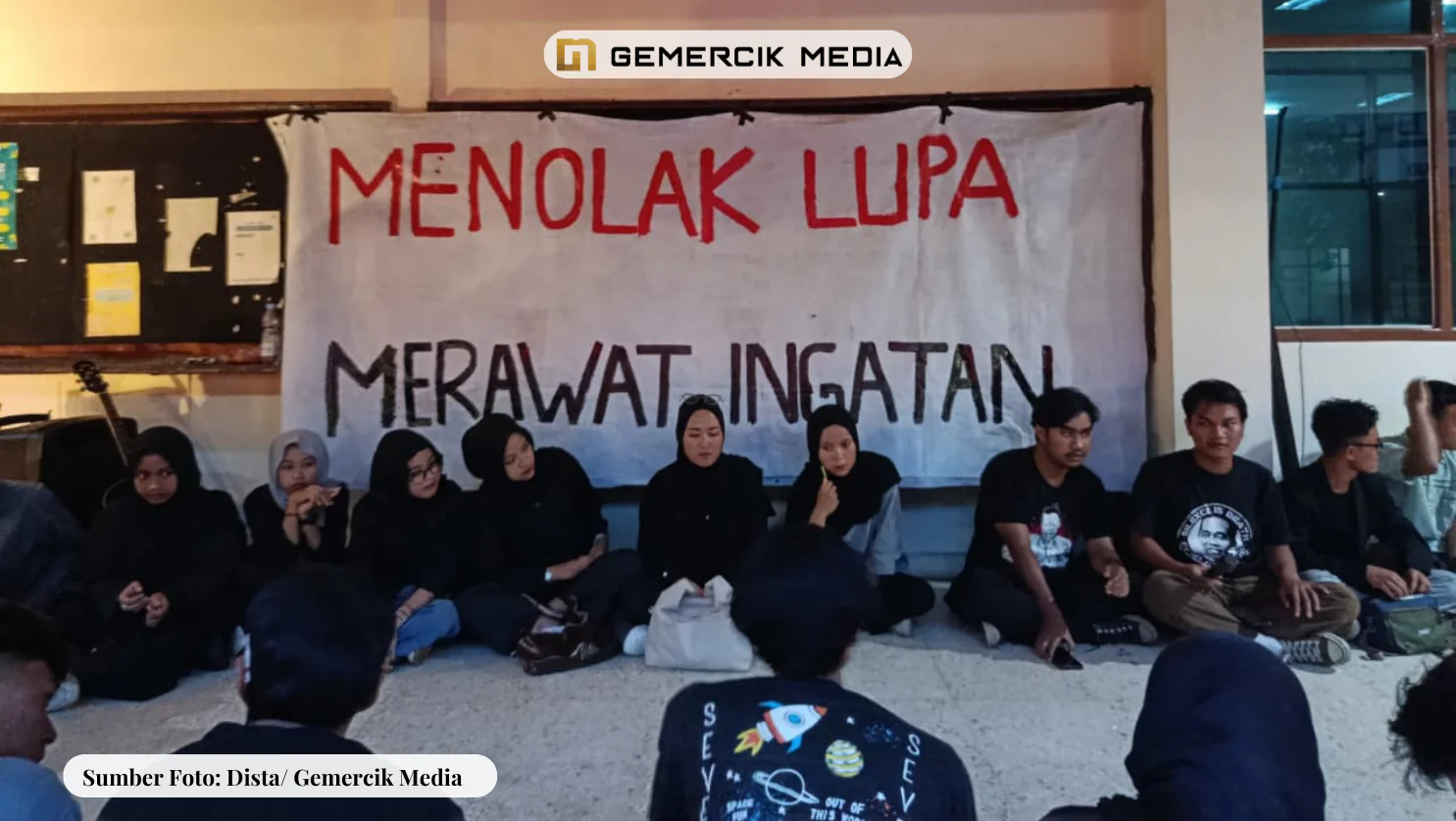 Komunitas .Titik dan BEM FISIP Unsil Gelar Aksi Simbolik September Hitam Sumber Foto JohnGemercik Media 12